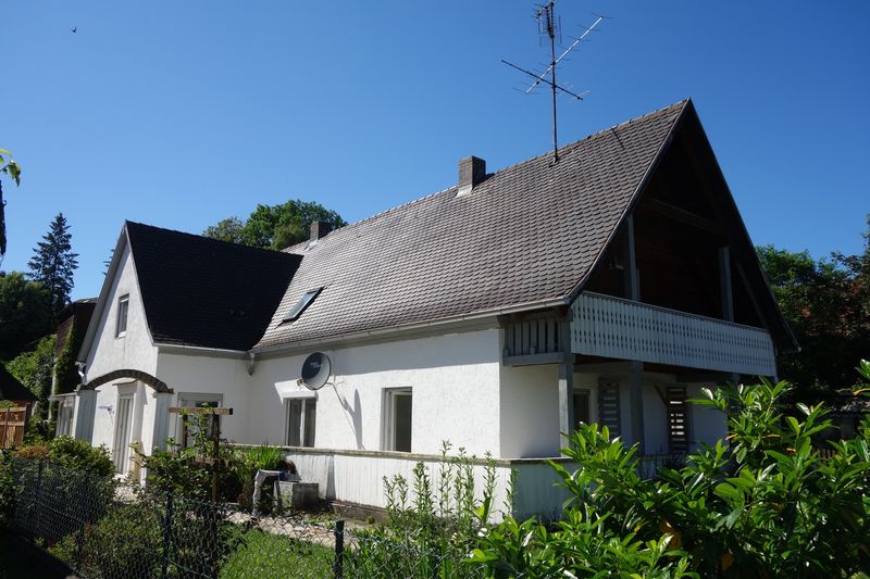 Schönes sonniges Wohnhaus mit zwei Wohneinheiten, Terrasse, Wintergarten, Garten und Garage